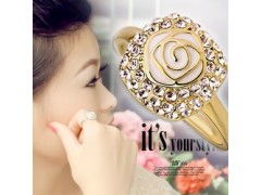 韓潮涌動，璀璨情緣 義烏飾品直銷網(wǎng)引領滿鉆山茶花戒指新風尚